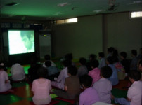 노인대학에서 집으로를 관람했습니다.