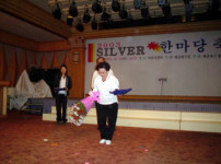 이 날 창작상을 받았답니다..