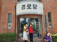 어버이날 기념 마음 담은 카네이션 전달